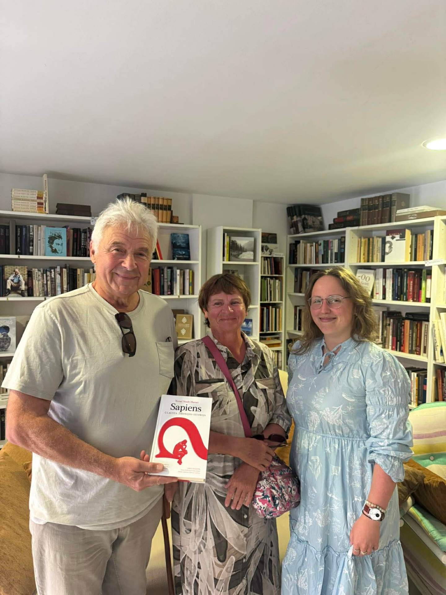Readers sharing a Sapiens book together at the library